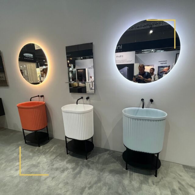 Inspiration pour votre salle de bain : optez pour ces élégantes vasques cannelées sur une structure à quatre pieds, parfaites pour les petits espaces. 🛁✨

#agencementinterieur #bretagne #rennes #deco #ideedeco #renovation #decorationinterieur #decoration #salledebain #vasque
